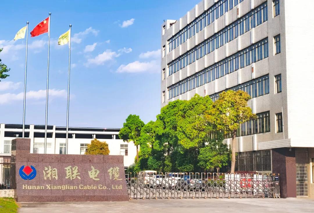 今日小雪，用一組湘聯(lián)小伙伴拍攝的美照來迎接廠區(qū)的冬天！
